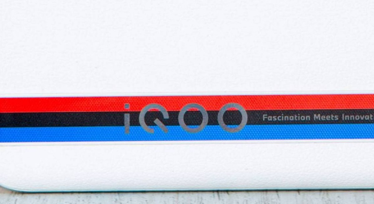 vivo قد تدعم هاتف iQOO 12 Pro بكاميرة periscope بدقة 64 ميجا بيكسل