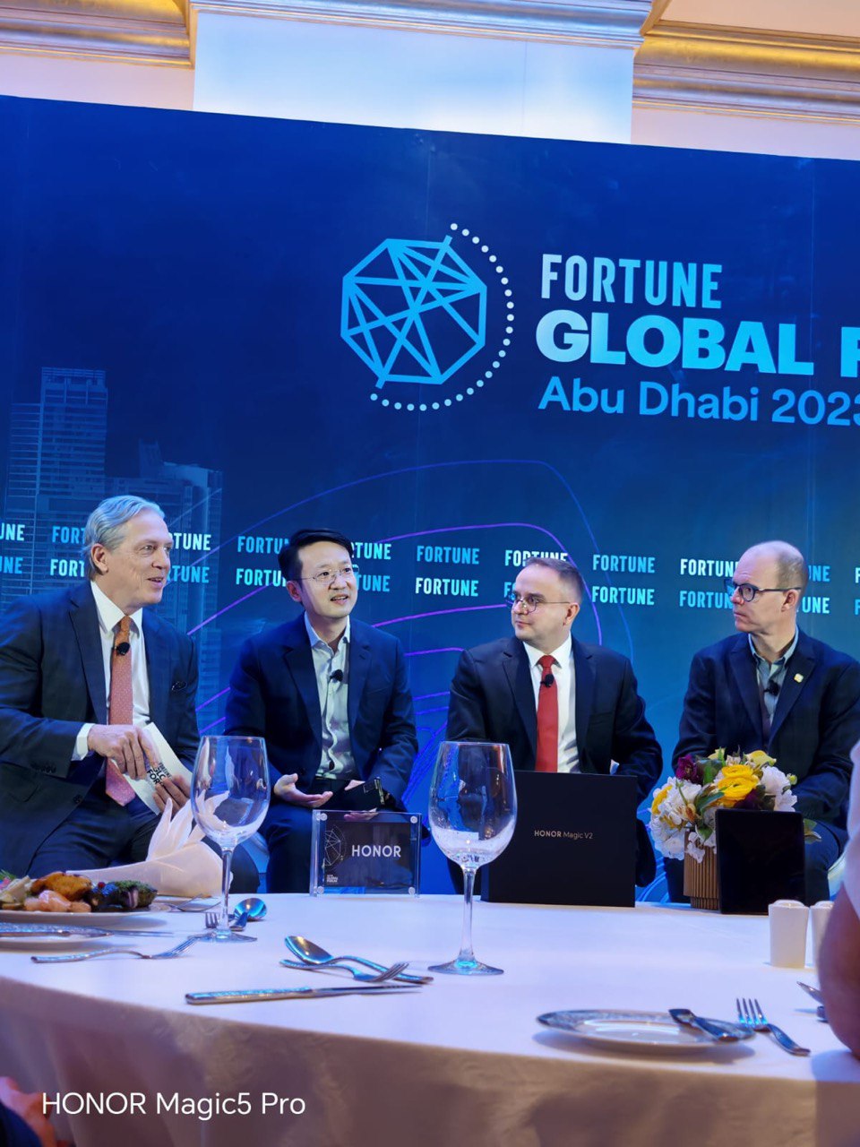 ما هو مستقبل الأجهزة الذكية: علامة HONOR تتنبأ بمستقبل الهواتف الذكية القابلة للطي والتكنولوجيا التي تضع الإنسان في المقام الأول خلال ملتقى فورتشن العالمي لعام 2023