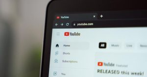 منصة YouTube تقول إن حالات التباطؤ الأخيرة في المتصفح ليست جزءًا من حملة حظر الإعلانات