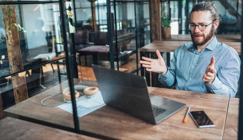 ميزة Studio Light لتحسين جودة مكالمات الفيديو على أجهزة ماك