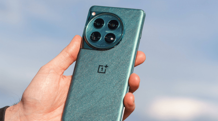 وان بلس تدعم OnePlus 13 المرتقب بميزة الشحن اللاسلكي المغناطيسي