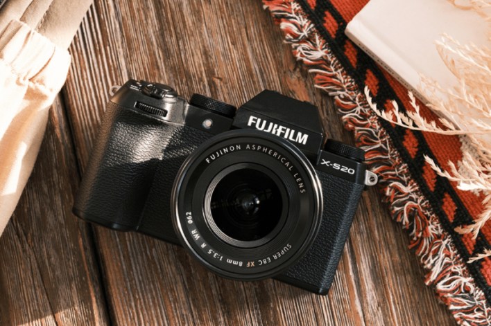 مؤشرات أولية تكشف اقتراب Fujifilm من إطلاق بديل لكاميرا X-S20 الهجينة المدمجة
