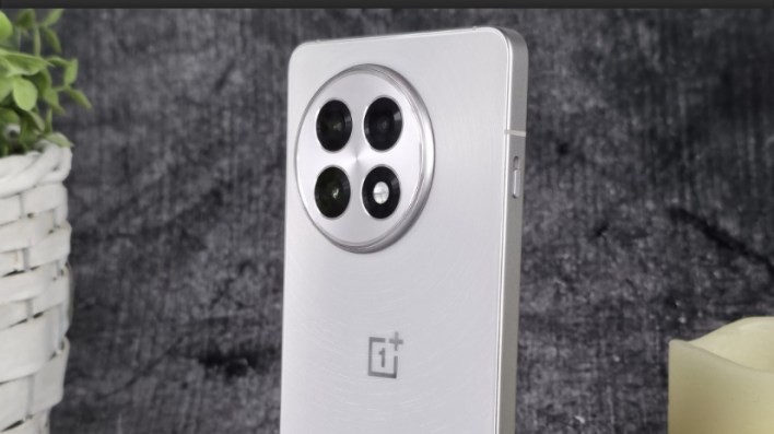 ترقيات OnePlus 13R تشمل تجاوز الشحن ودعم نقل الملفات مع Mac