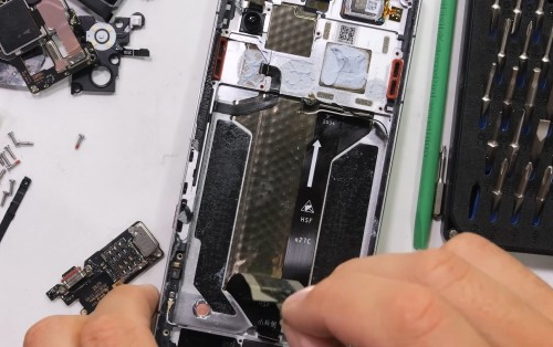 تفكيك هاتف RedMagic 11 Pro يكشف نظام التبريد السائل من الداخل