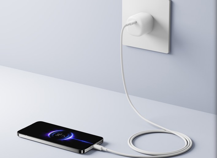 شاومي تطلق شاحنًا سريعًا مدمجًا بتصميم قابل للطي ودعم متعدد للبروتوكولات