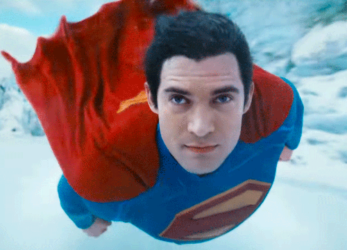 إليكم نظرة أقرب على بدلة Supergirl من فيلم DC القادم العام المقبل بطولة Milly Alcock