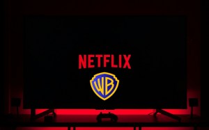 ترامب يتدخل لحسم الصفقة بين نتفليكس ووارنر بروس